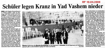 Schueler legen Kranz in Yad Vashem nieder